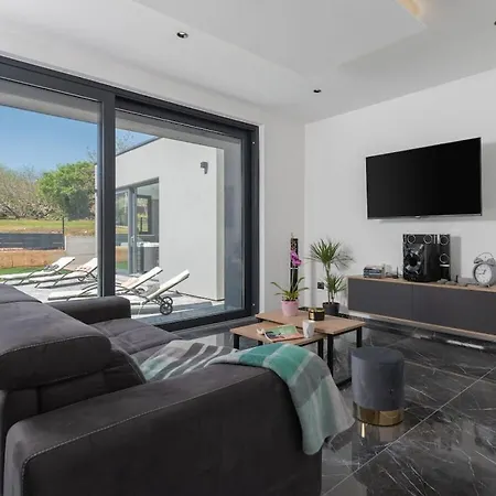 In Upani I With Swimming Pool Villa