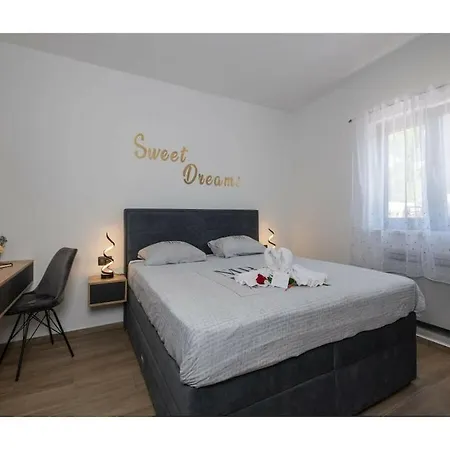 In Upani I With Swimming Pool Ruzici (Sveta Nedelja)