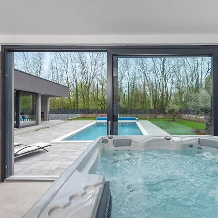 In Upani I With Swimming Pool