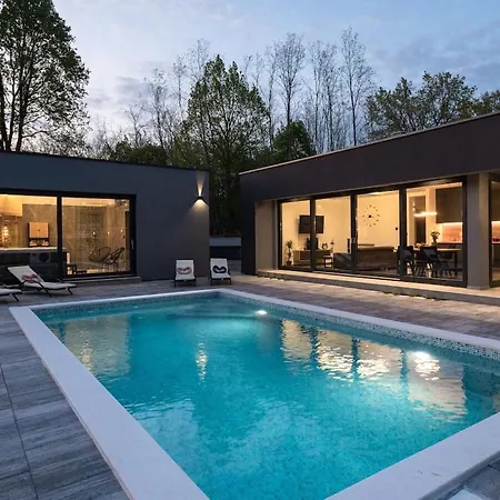 In Upani I With Swimming Pool