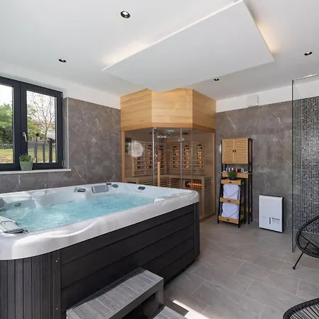 In Upani I With Swimming Pool