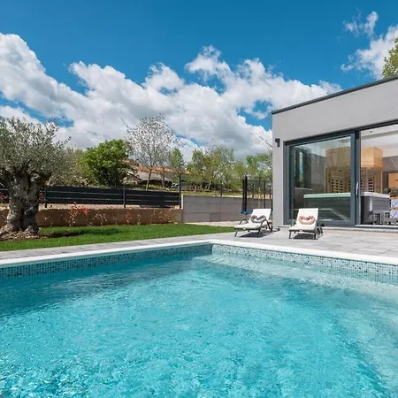 In Upani I With Swimming Pool